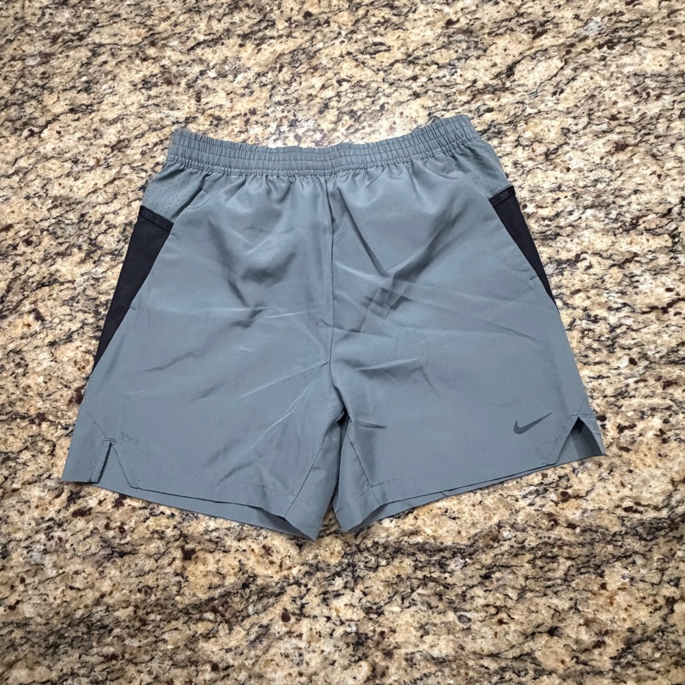 NEW Nike Boy Dri-FIT Training Shorts Grey Black Large ws